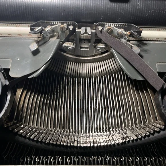 Vintage 1966 Royal Empress Elite 440 Steel Mechanical Manual Typewriter
